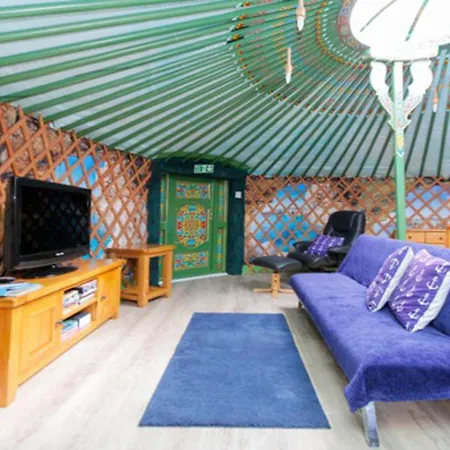 Green Yurt With Hot Tub - Sleeps 3 Parking & Wifi Turriff Exterior photo